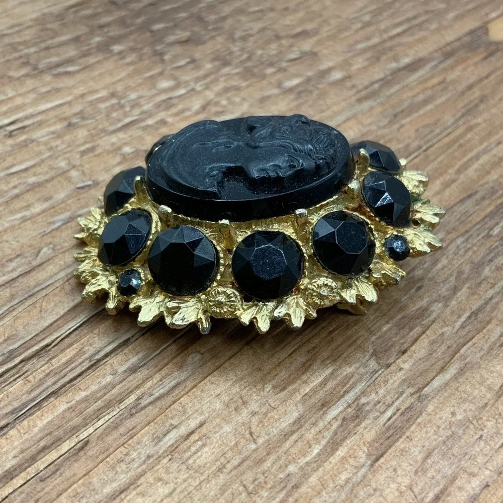 Black Glass Cameo Vintage Gold Tone Metal Faceted Stone Brooch Pin